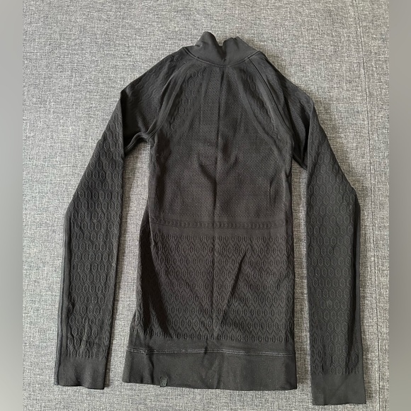 Lululemon top (matching leggings separate listing) worn once! Size 2 - Picture 2 of 3